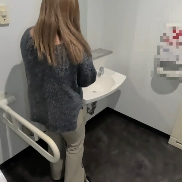 爆乳の人妻にスーパーで声かけてそのまま
スーパーのトイOにフェラしてもらったときの動画ですww

そのうちフル動画