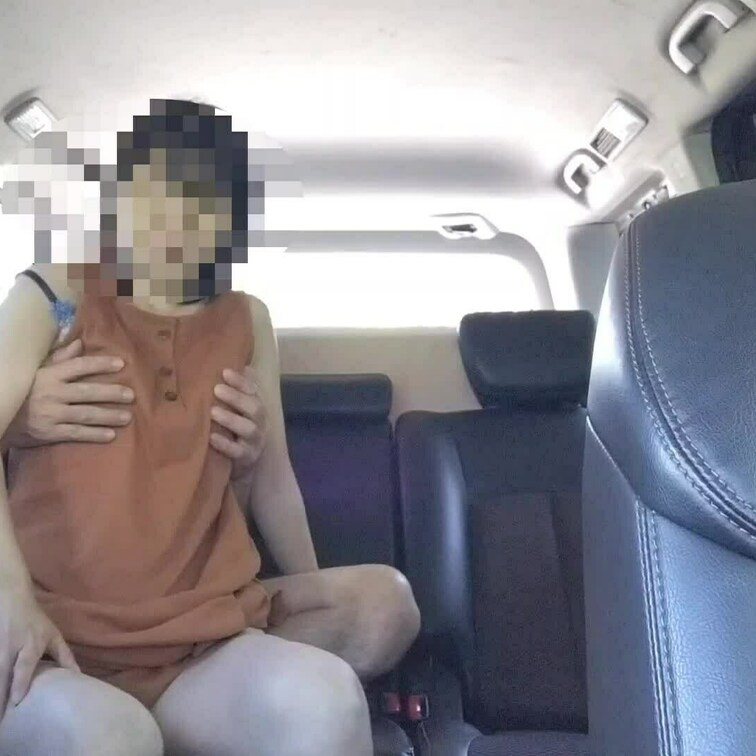 緑◯丘公園の駐車場で妻と他人棒がイチャイチャ愛撫や乳首責めされて悶える様子をご覧下さい。

車内での続きを公開して行