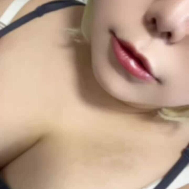 ちょっとだけ顔出しとおっぱいチラ見せ🫣w