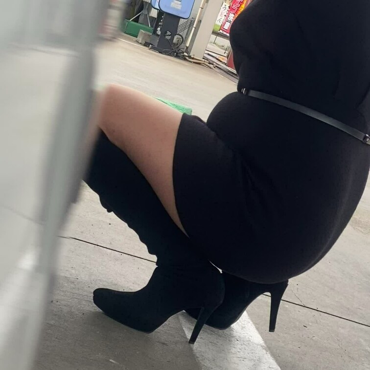 ミニスカワンピで洗車して吹き途中な昼間な奥様