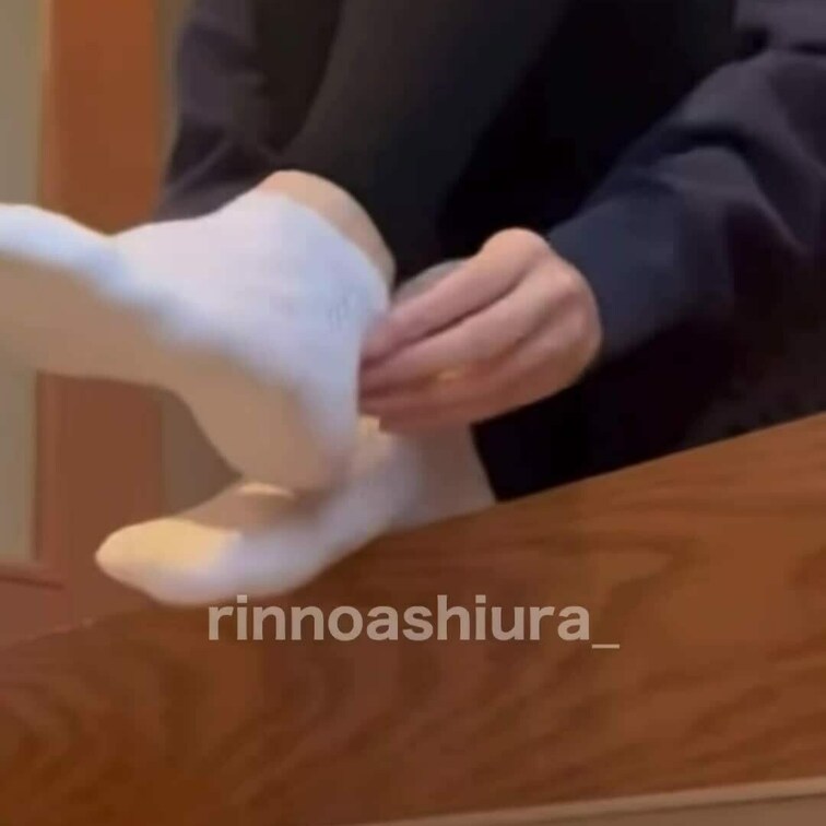 靴下をぬぎぬぎしています🥰