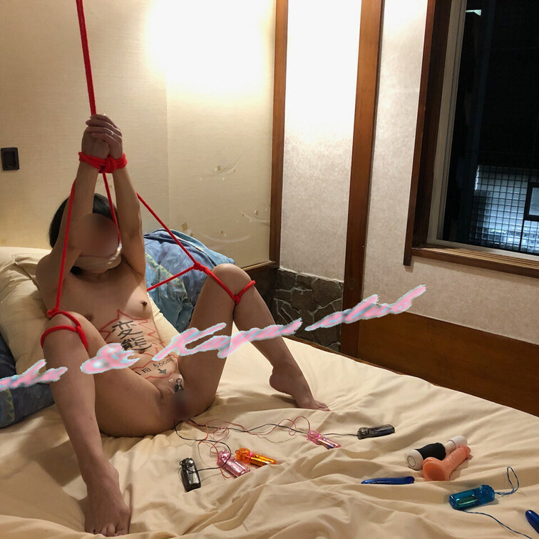 先日そのまま放置してやりました(ラスト)…ローターをクリにテープで固定して、窓を全開に開けて外の人に見てもらいました（笑