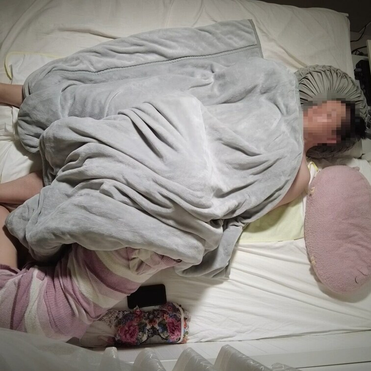 一緒に横になっていたら、私のチンコにイタズラしてきた可愛い変態ちゃん。布団の中からフェラで始まり騎乗位でデカ尻ふってる腰