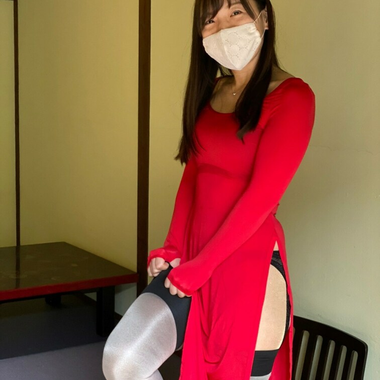 【3分14秒】初動画投稿❤
めぐみんの大好きな重ねばき～
光沢ストッキングからガーターストッキング、
さらに光沢ス