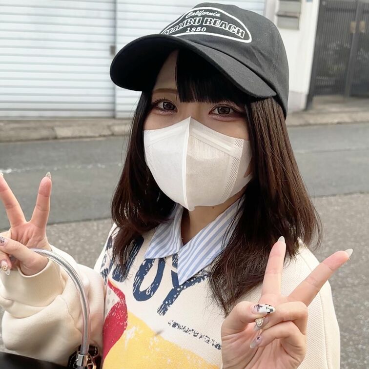 #60【RINA 23歳】
今回ストリートスナップに協力してくれたのは、オーバーサイズのトレーナーとパームエンジェルス