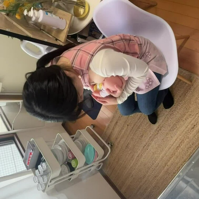 抱っこ中の赤ちゃんを安心させつつ、下にある食器を取ろうと頑張っています👶🍴
毎日がちょっとしたチャレンジです✨