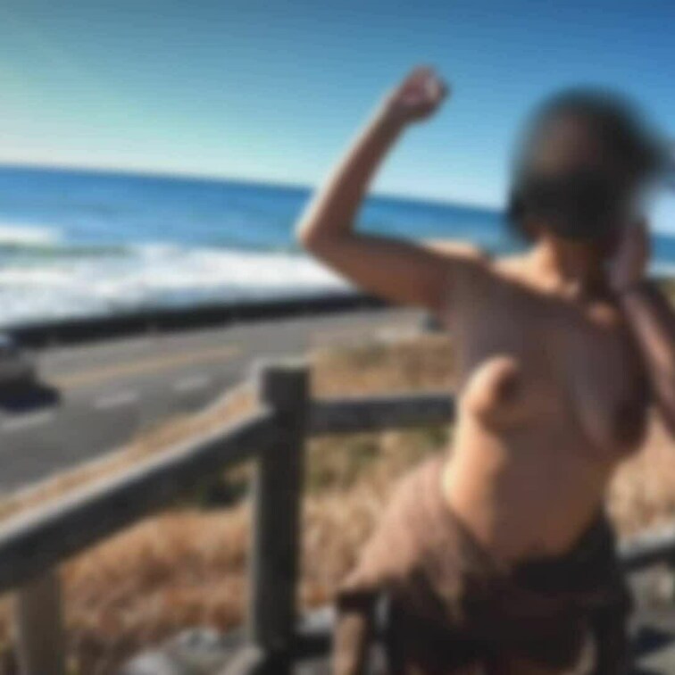 応援プラン
海が見渡せる場所で露出📸
全裸は気持ちいいです🎵