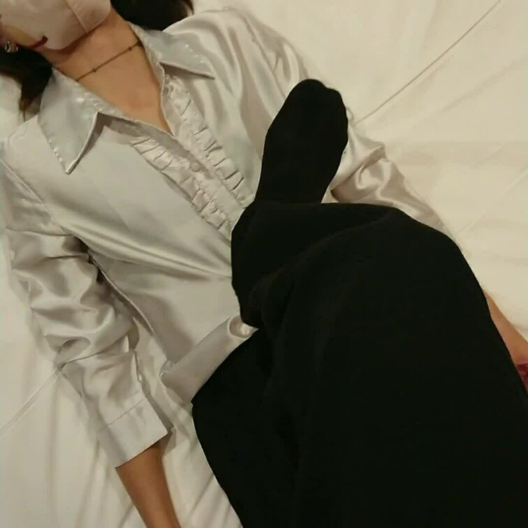 ＯＬの自慢の腹筋の強さを腹踏みで確かめる映像①
