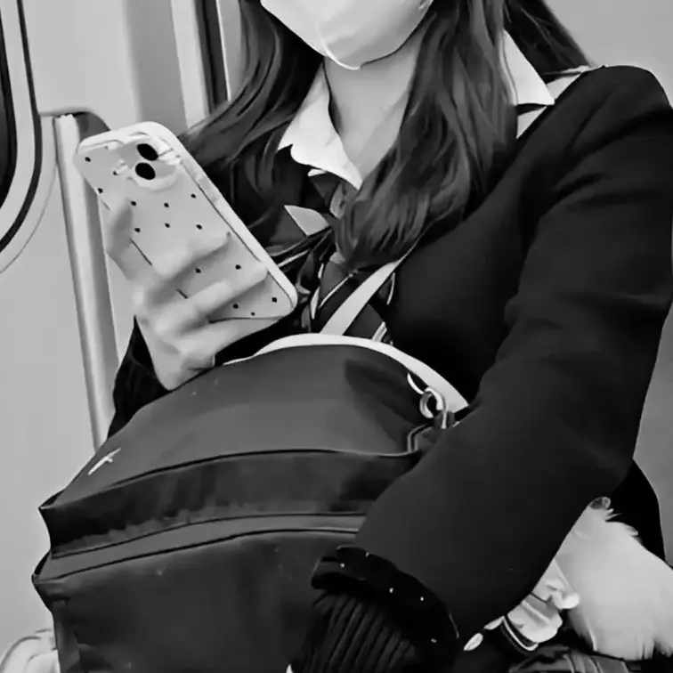 3月6日11時頃の〇〇〇線車内で撮影 とてもかわいい〇〇校生がひとりで乗車していました 早退したのかサボったのかわかりま