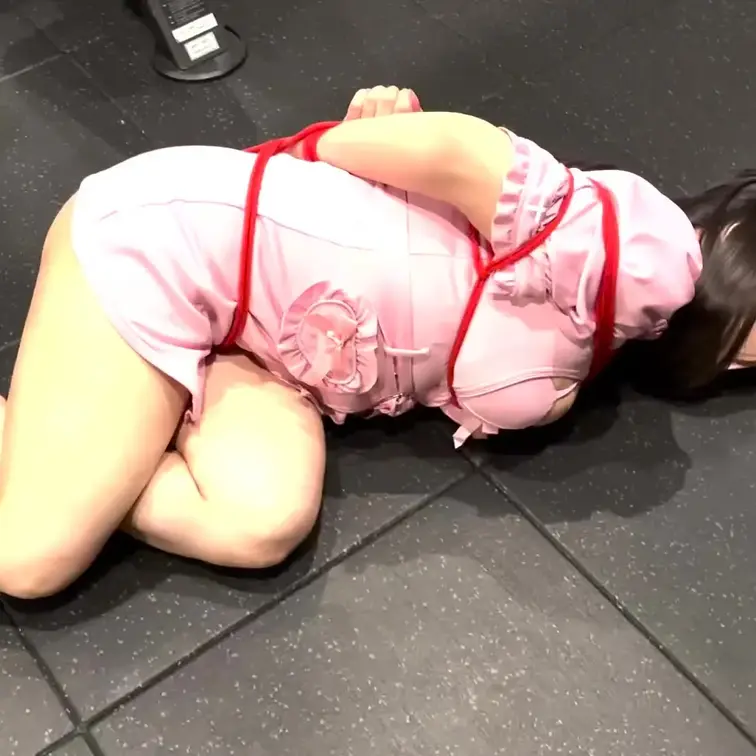 東京でナンパしたIちゃん。
コスプレが趣味とのことでしたので、コスプレ姿のまま縛ってみる事にしました😌❤️
えっちに