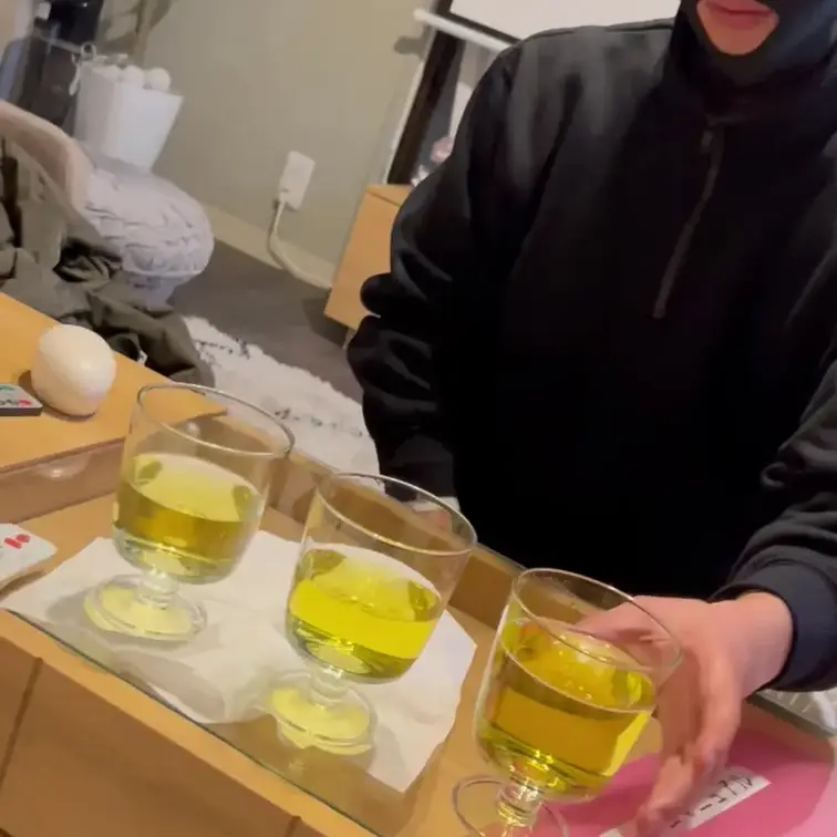 2人のおしっこ飲んでるバカ🖤