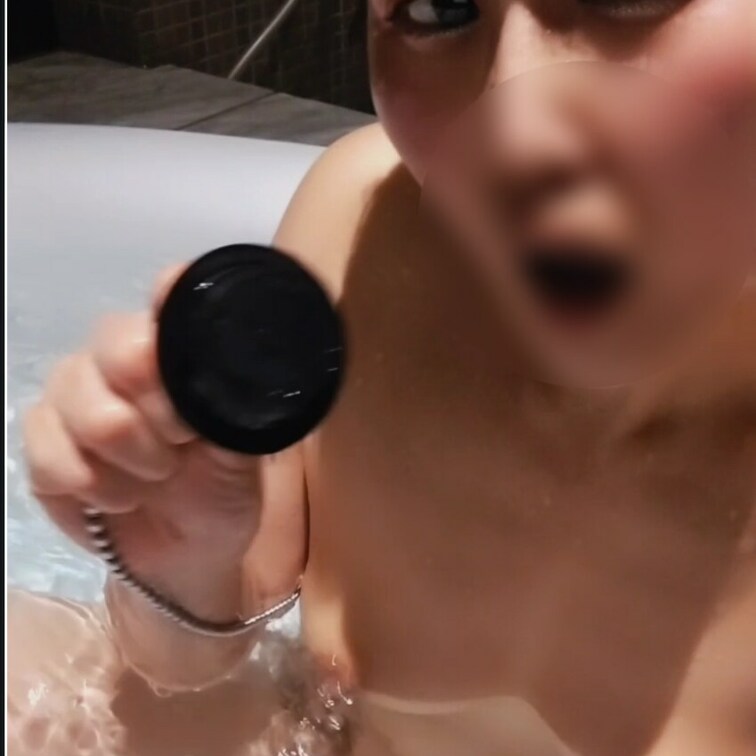 お風呂の詮を抜いて排水溝にアナルを押し当ててみました！
これは凄いです！！！
男の子は金玉が吸い込まれないように気を