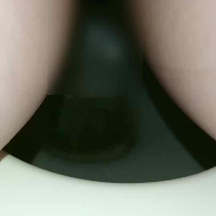チョロ…シュイシュイシュシュシュー…シュイシュイシュイー！
終始派手な音で他の個室女子をドン引きさせています。
