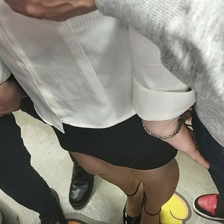 触られれば
触りたくなる巨乳OL