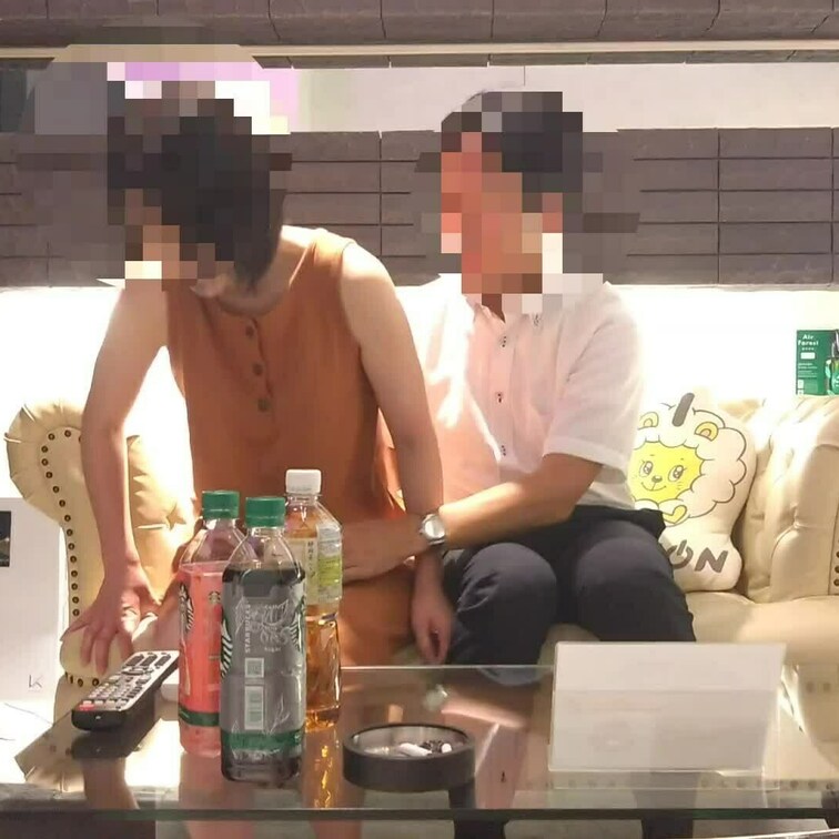 エロ仲間のYさんと遊んだ時、ホテルに入りソファで談笑してからの様子をご覧下さい。