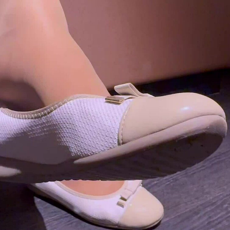 ストッキング足のパンプスパカパカ　ベージュのパンストだよ　ちょっと蒸れてた　つま先はいい匂い