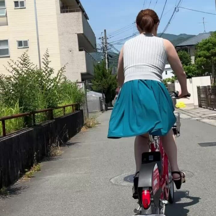 自転車パンチラロングバージョン
今回はチラっとしか見えてないです😊