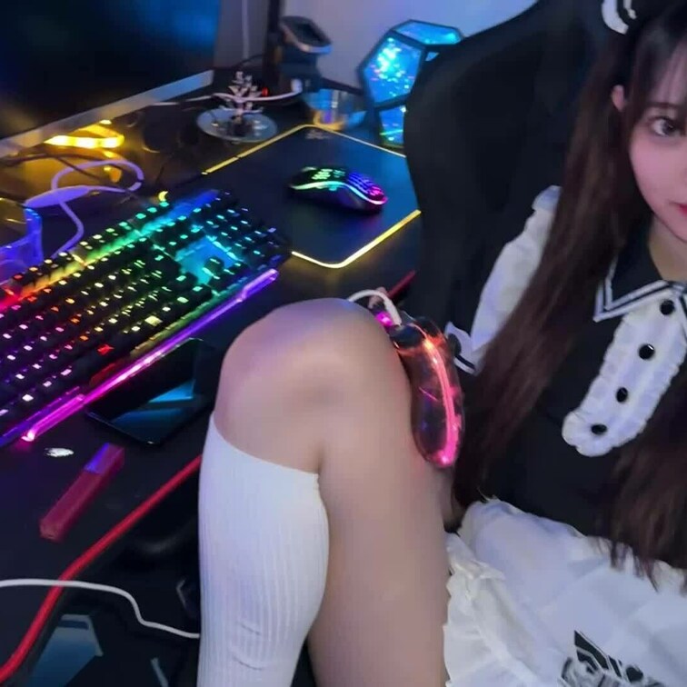 かすくんちのゲームキラキラ空間で写真撮ってもらってたら、気づいたら始まっちゃってた🐱🎮

メイド服似合うでしょ？😺