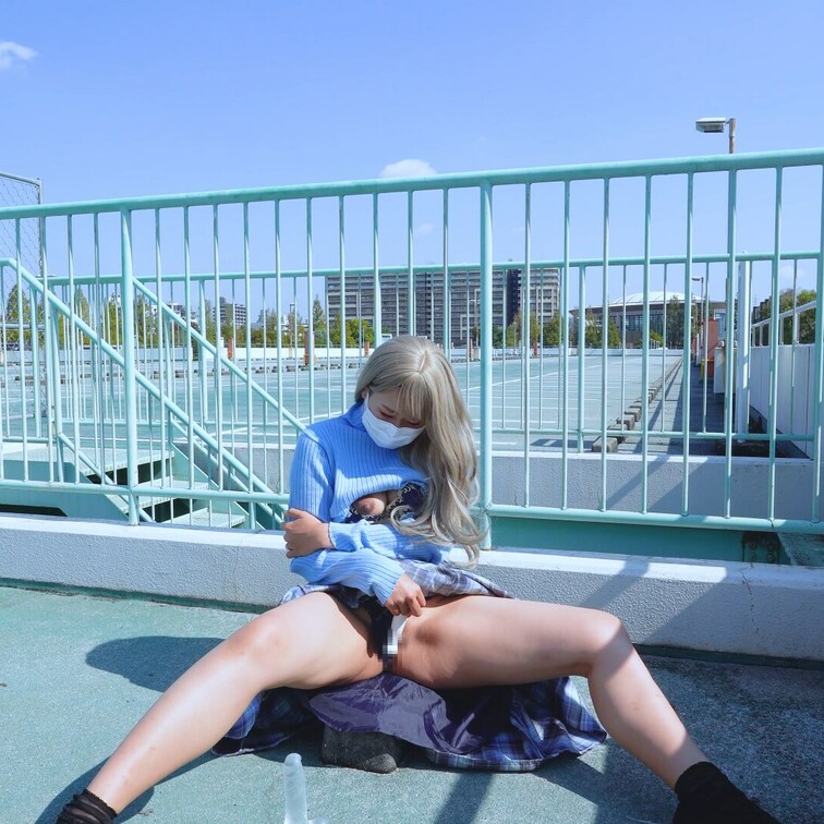 以前投稿した野外オナニー動画の別アングルバージョンです😆
野外で思いっきりオナニーしちゃったよ😆
お天気も良くてすっ