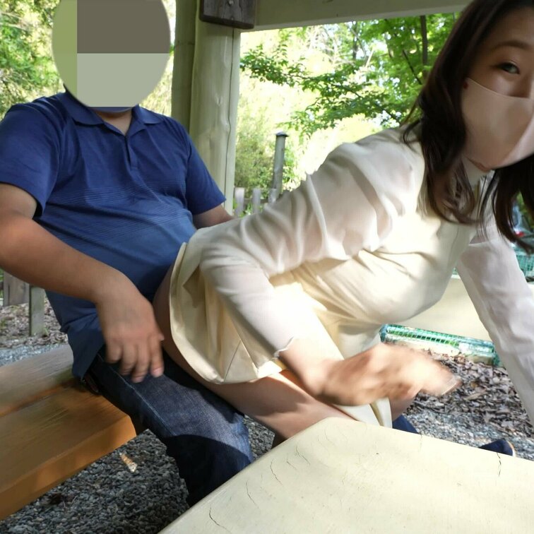 ☆過去作品投稿☆
田舎道をドライブしていると雰囲気のいいバス停の小屋が…小さいころずっと見ていたAVのシチュエーション