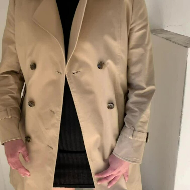 直近で使用感がある便所で露出人妻