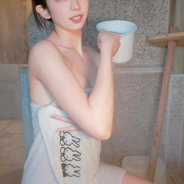 グラビアアイドル✨白崎えりか✨公式サイトです！
白崎えりかの魅力はもちろんのこと
有料プランではあんな姿こんな姿を