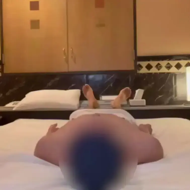 35歳の美人OL。
仕事帰りのにおいが染み込んだ股間をじっくりと嗅がせる。