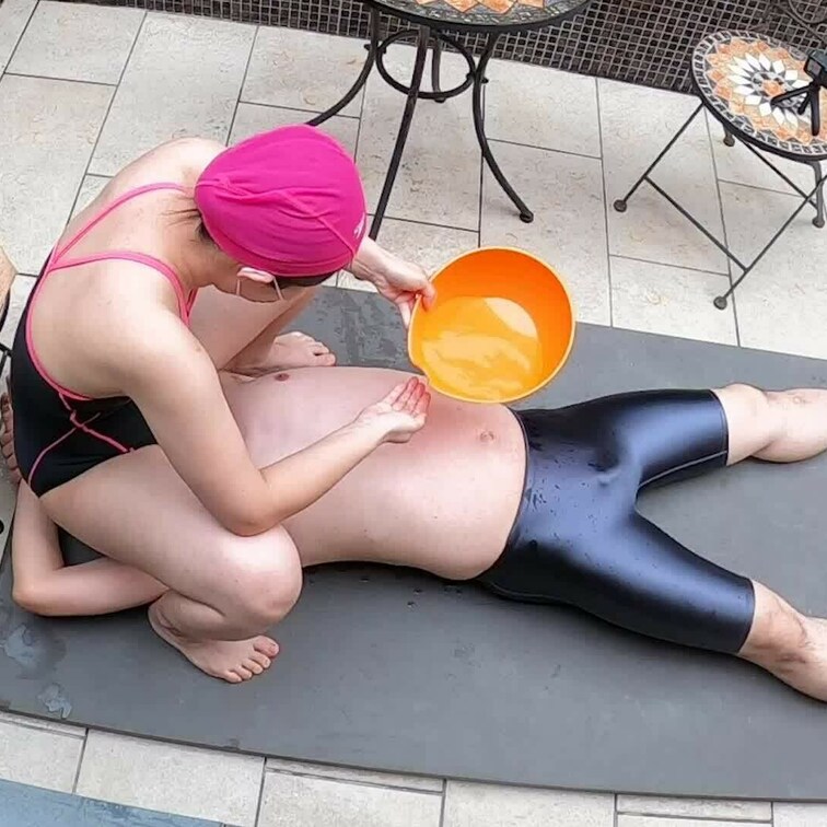 『競泳水着ドS痴女のＭ男くすぐりとパンスト亀頭みがき＆アナルホジコキ！おじさ〜ん、お外でシコシコしてアゲよっかぁ？／なご