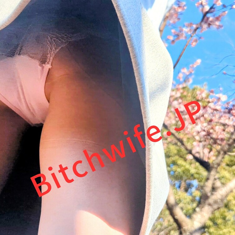 人妻パンチラ食べ歩き～河津桜編～公開しました。
白ニット＋クレーのスカート＋ピンクの花柄パンティー＋ハイソックス＋ブー