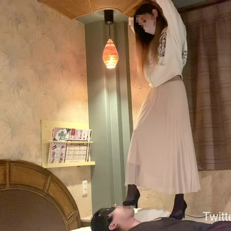 ハイヒールで靴底を舐めさせてあげる優しいお○○○さん