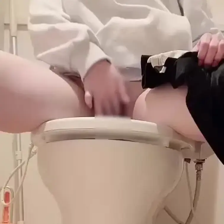 会社のトイレで我慢できなくてしちゃった