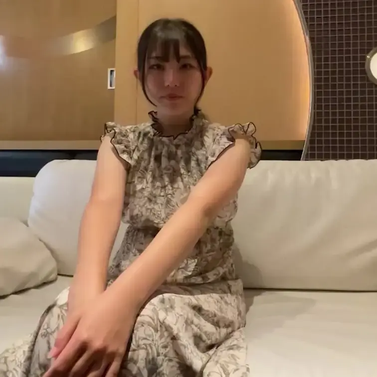 お嬢様が久しぶりのセックスでイキ狂い。
実家暮らしで、どこか育ちの良さを感じる上品なお嬢様系の女の子。
落ち着いた雰囲気で、話し方や仕草にも品があり、最初はかなり緊張して会いに来てくれました。
最後にしたのは◯年前。
そこからしばらく間が空いていて、今回は初めての玩具にも挑戦。
最初は戸惑いや恥ずかしさの方が強かったものの、少しずつ緊張がほどけるにつれて表情が変わっていきます。
今まで知らなかった気持ちよさを、ひとつずつ確かめるように楽しんで覚えていく姿が印象的でした。
最初のぎこちなさから、だんだん自分からその感覚を受け入れていくまで。
普段の上品な雰囲気とのギャップも含めて、とにかくリアル。
距離感や会話、緊張がほどけていく過程までそのまま残した映像です。
品のあるお嬢様が、少しずつ知らない感覚を楽しんでいく。
そんな変化を見たい方はぜひ。📸