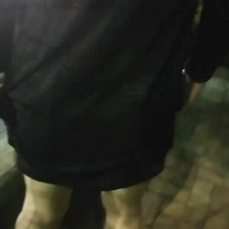 見せつけるように
少しずつまくり上げる