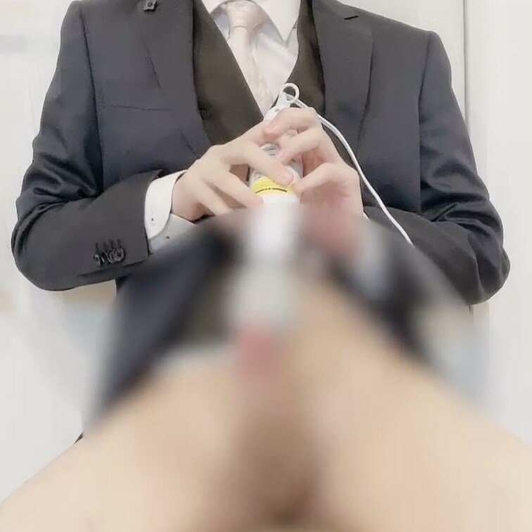 リクエスト多めなスーツ動画を投稿。
椅子に座って電マを当てちゃう内容になってます...

普段仕事で着ているスーツ
