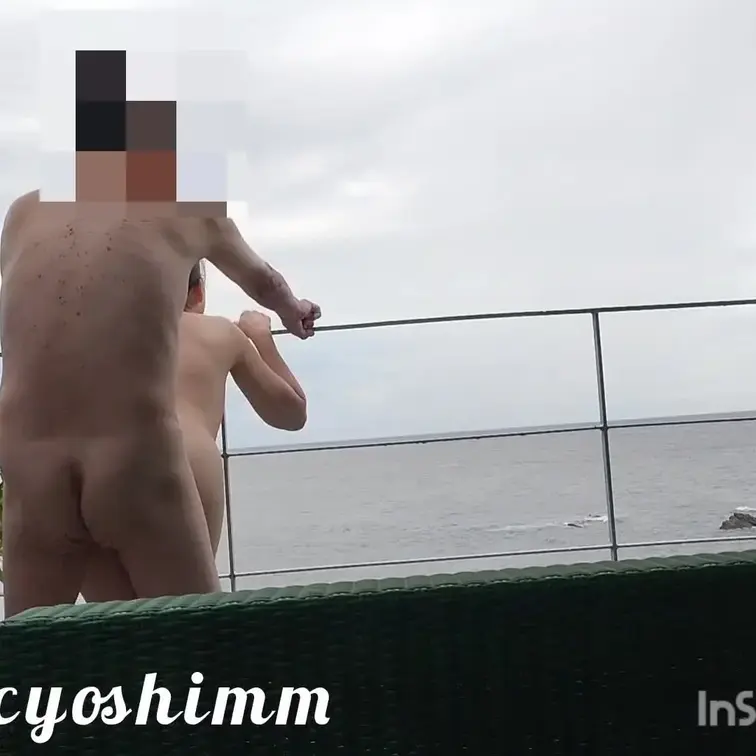 海に向かってやりた放題の二人です（笑）。