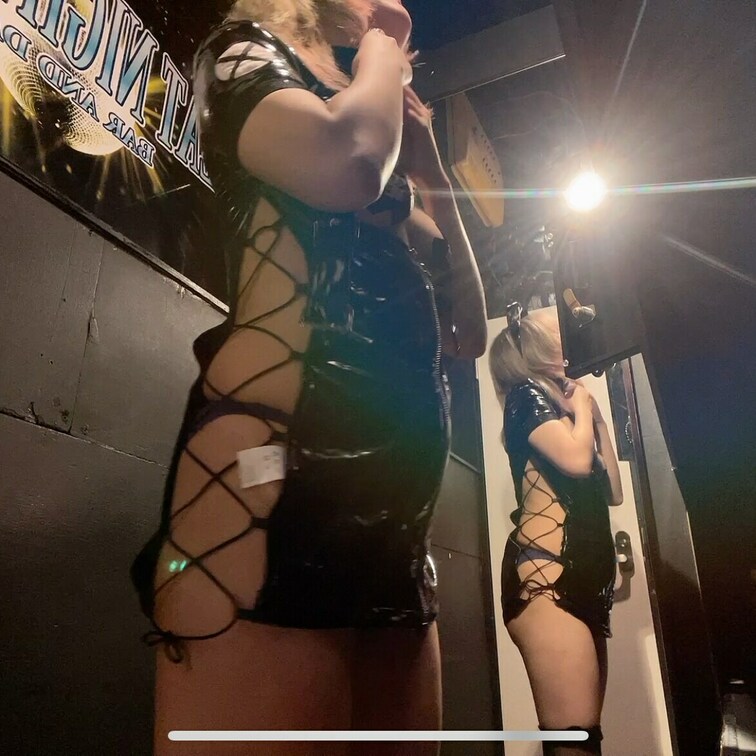着替え。ベロベロで着替えてる。腹がパンパンしてるな。