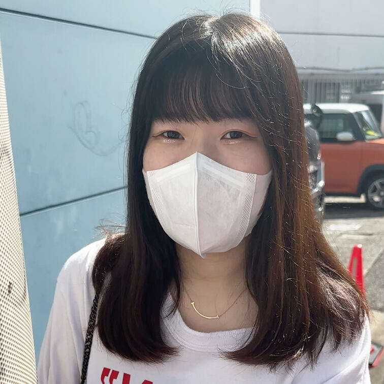 #92【MISA 20歳】
今回ストリートスナップに協力してくれたのは、SAC○○○のTシャツを使った白でまとめたスタ