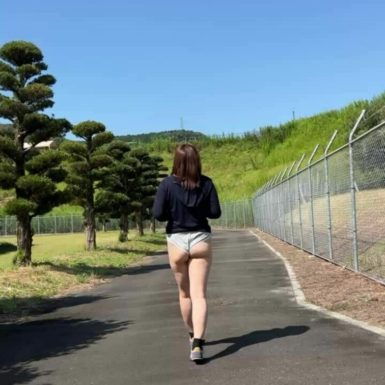 短パンをめっちゃ食い込ませて運動している人妻を見つけたら〜生オナホ捕獲〜

ウォーキング中の後をついて行って捕まえる