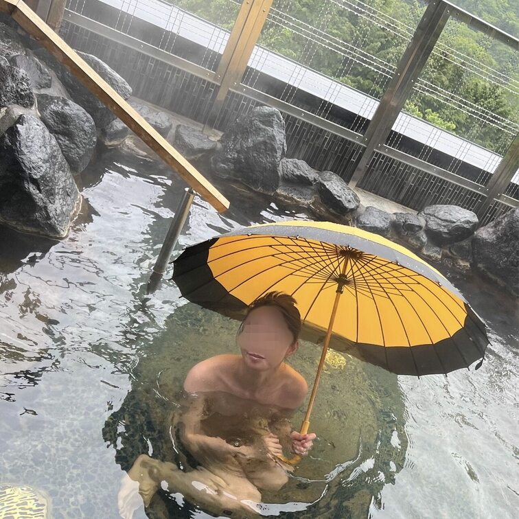 温泉が好きです。

ここは貸切露天で晴天なら景色がバッチリ！
小雨も風情があり、たまにはいいかもでした。

浴