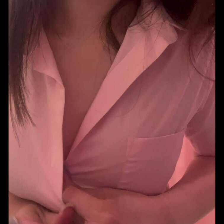 制服脱ぐとこ🫣🫣
撮る時めちゃくちゃ恥ずかしかったよう

