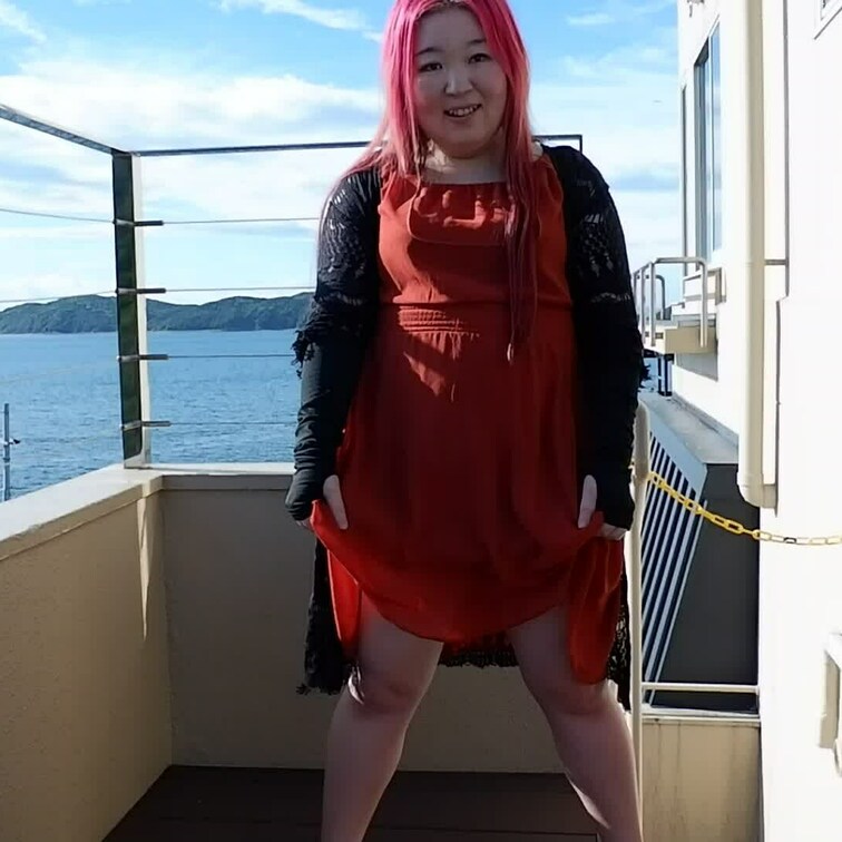 りほさん。衆人環境の旅館のバルコニーで、スカートまくり上げてアソコを丸出しにする動画です。