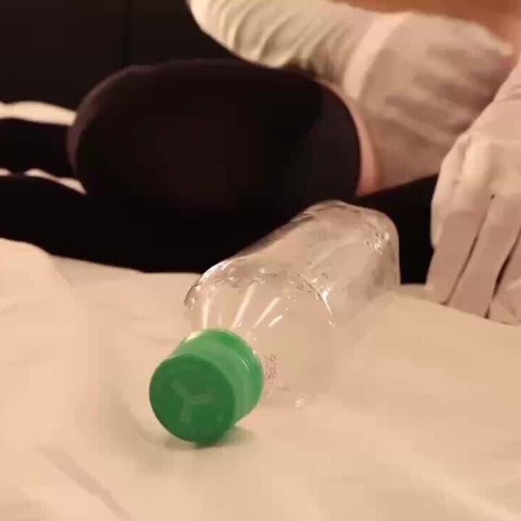 サテン手袋をペットボトルにはめて下着姿でいじる動画です。