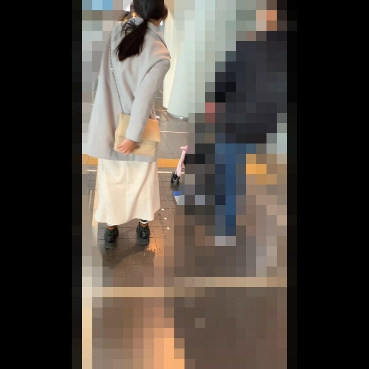 本編チョイ見せ☆
本編は単品販売から→

旦那が居る前で…美人妻バス痴かん！感動の再会編！【おっぱい痴かん】
