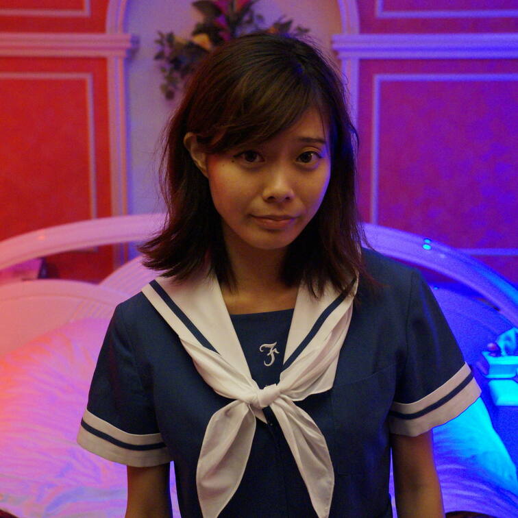 制服マニアの間で大人気の熊〇県学〇大付属高のワンピース型セーラー服。
まるでアニメのような濃紺と真っ白のスカーフの組み