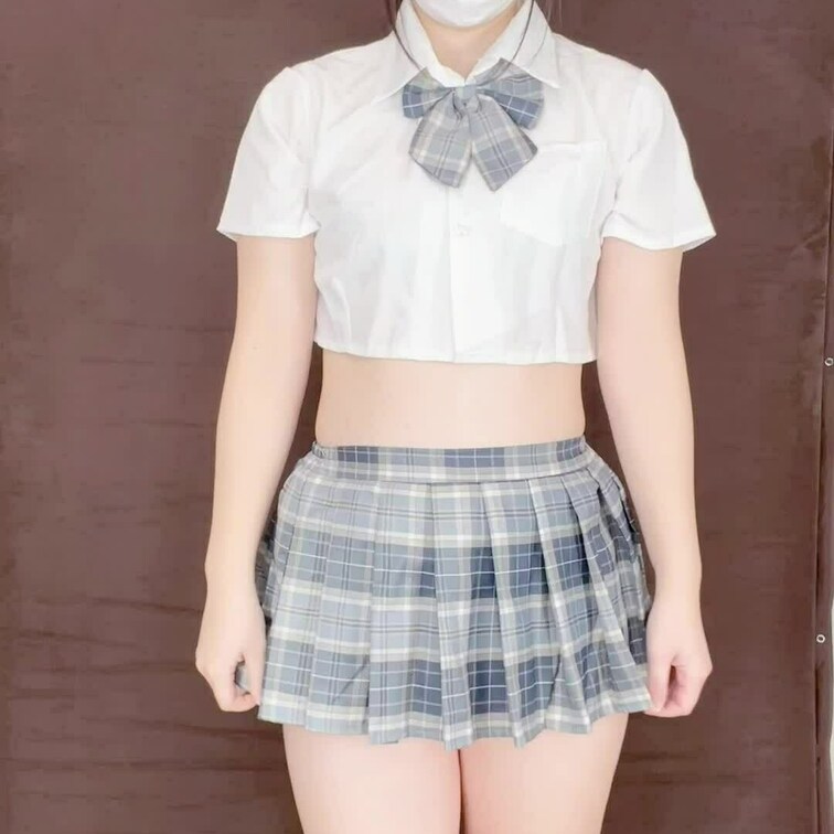 ちっぱい谷間とお尻見せつけ💕