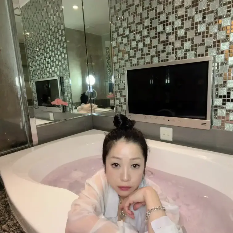 今週も頑張れた？
美奈子も頑張ったよ！
乾杯！

Did you do well this week?
I did my best, too!
Cheers!