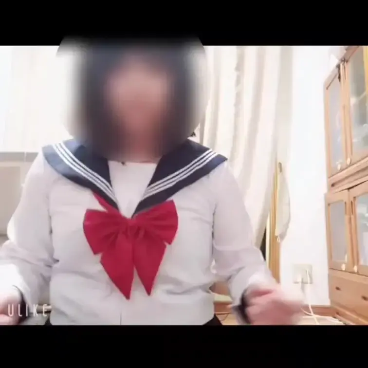 セーラーコスでおっぱい見せつけ