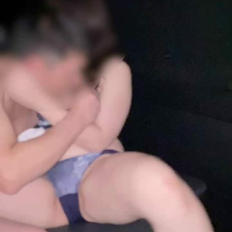後部座席でことが進みます。

まずはパンツの上からクンニされ、よろこぶゆう。それからお礼とばかりに単独さんの乳首舐め