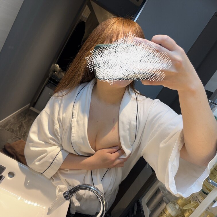 なんで消えちゃうんだろ
肌を重ねる時間も 胸につけてくれる跡も