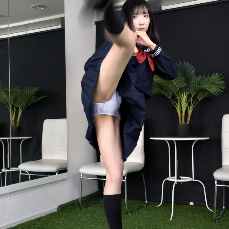 ［回し蹴り美女］